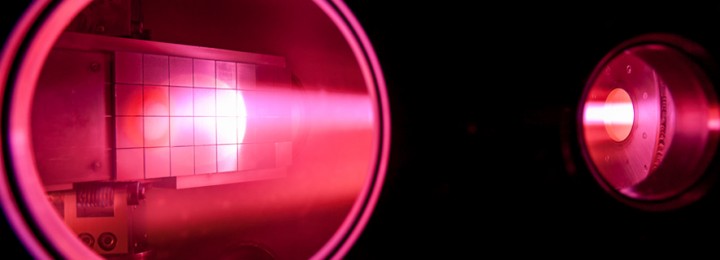 Magnum-PSI hydrogen-plasma-on-tungsten-target-720x260