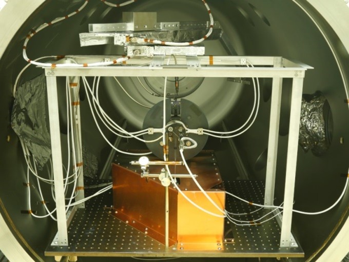 Silnik Halla zainstalowany w komorze prozniowej