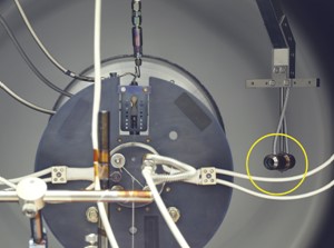 Silnik Halla zainstalowany w komorze prozniowej 2