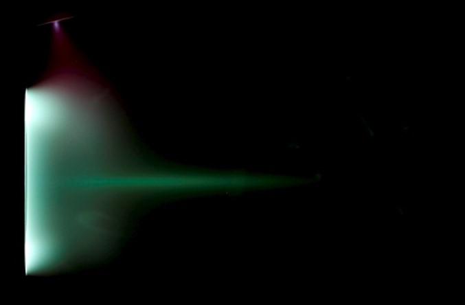 Widok boczny wiazki plazmy HIKHET ksenon